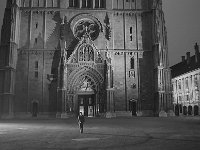 Scena iz filma Proces. 1962 g. Anthony Perkins ispred Katedrale